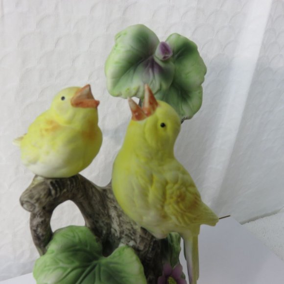 Vintage Bisque Porcelain Yellow Birds Music Box Figurine Made in Japan Working - Picture 5 of 10